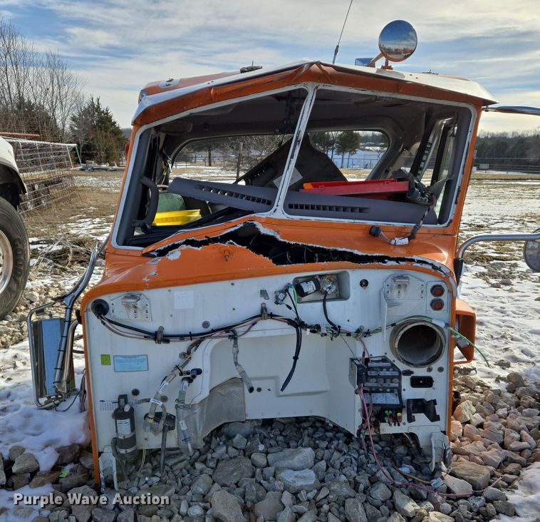 image for item DS5272 2012 Peterbilt semi truck cab