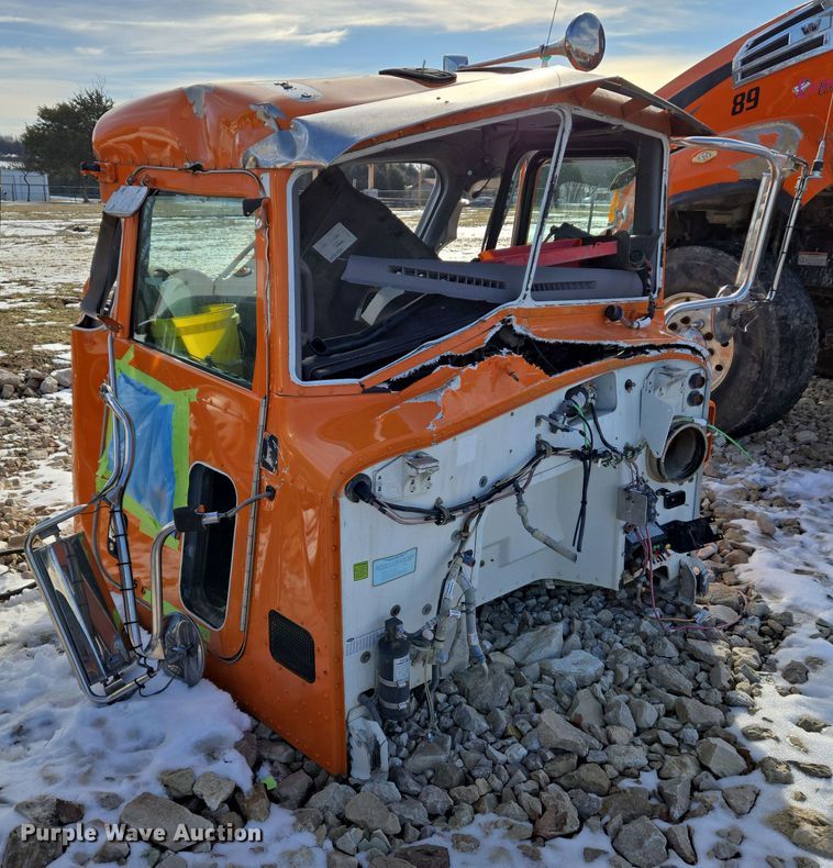 image for item DS5272 2012 Peterbilt semi truck cab