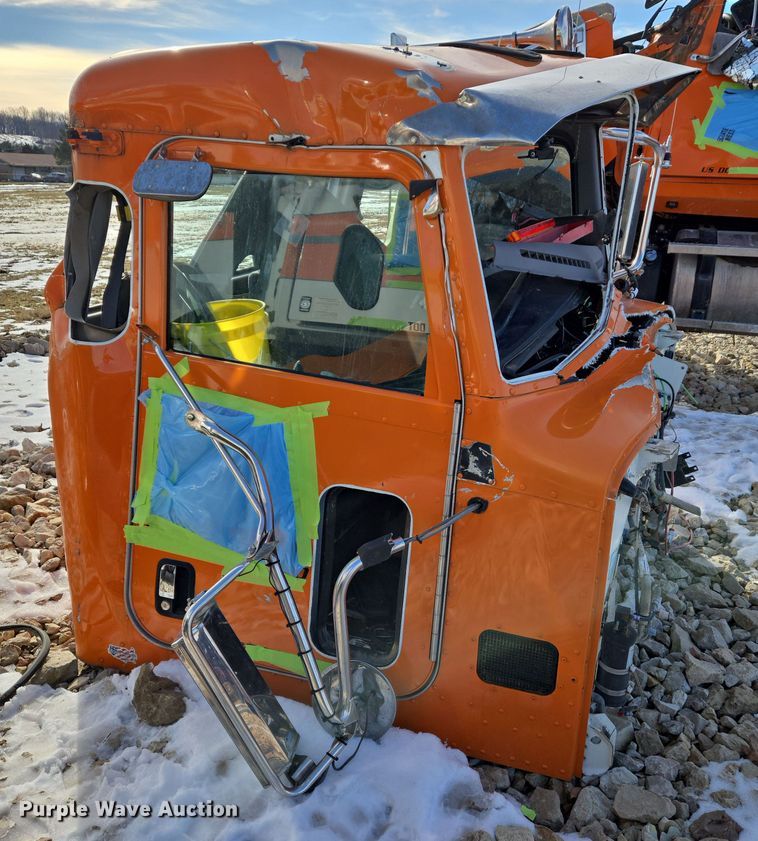 image for item DS5272 2012 Peterbilt semi truck cab