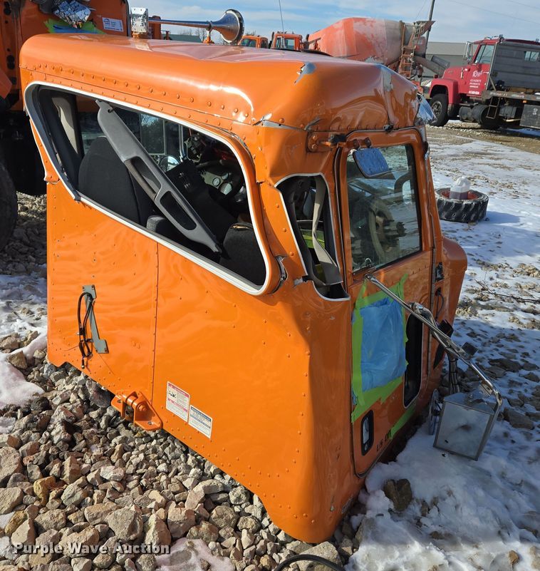 image for item DS5272 2012 Peterbilt semi truck cab