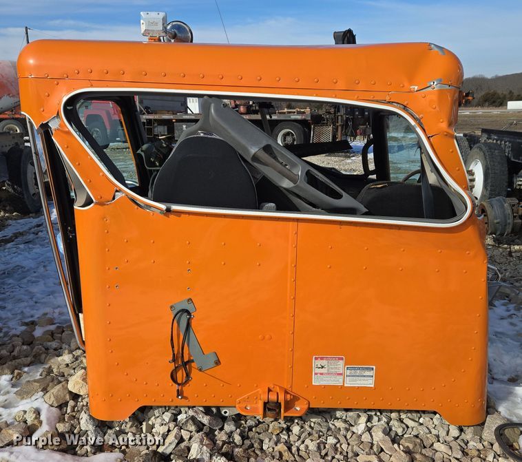 image for item DS5272 2012 Peterbilt semi truck cab