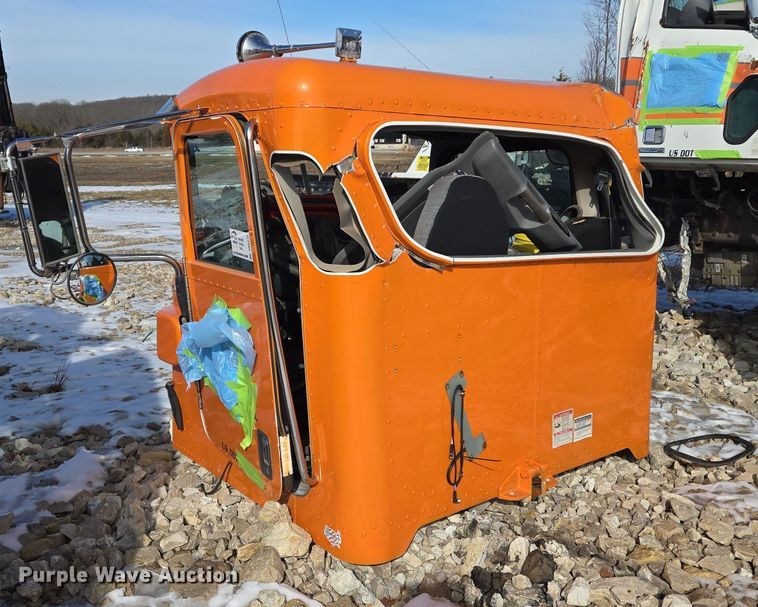 image for item DS5272 2012 Peterbilt semi truck cab