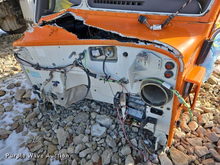 image for item DS5272 2012 Peterbilt semi truck cab