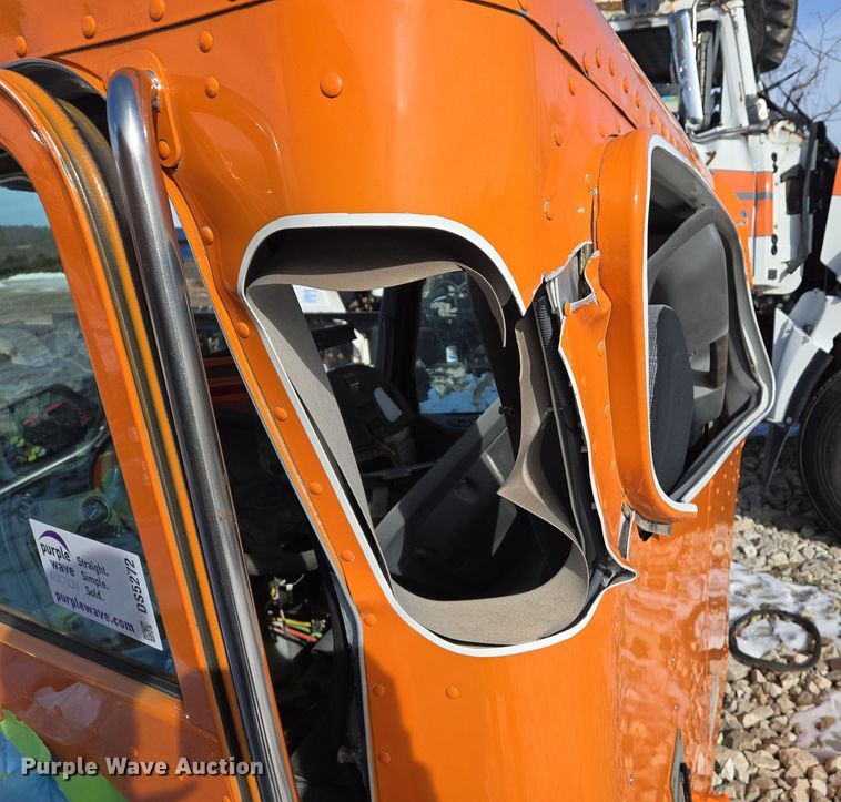 image for item DS5272 2012 Peterbilt semi truck cab