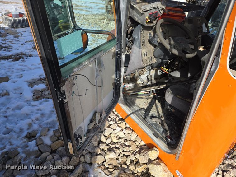 image for item DS5272 2012 Peterbilt semi truck cab