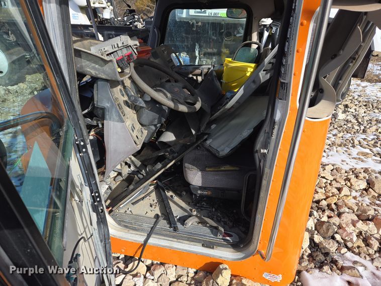 image for item DS5272 2012 Peterbilt semi truck cab