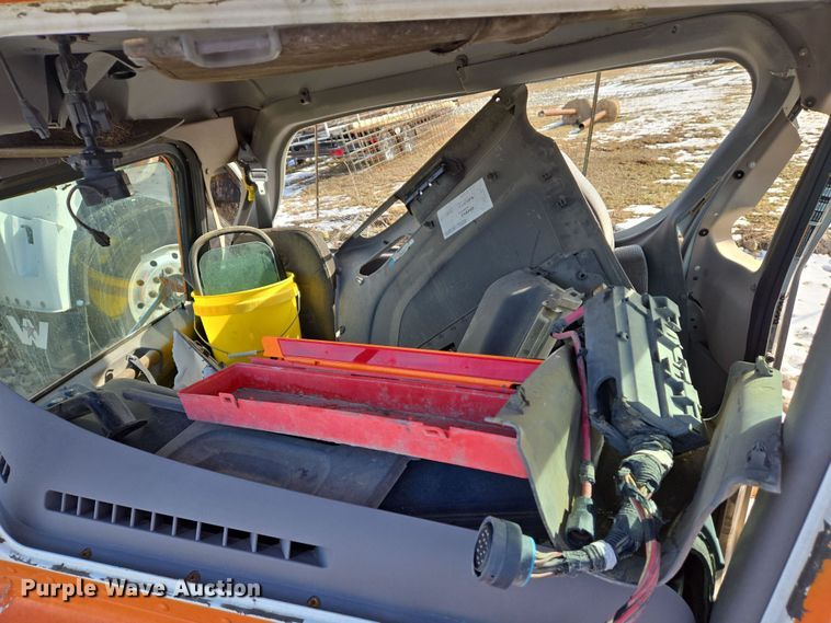 image for item DS5272 2012 Peterbilt semi truck cab