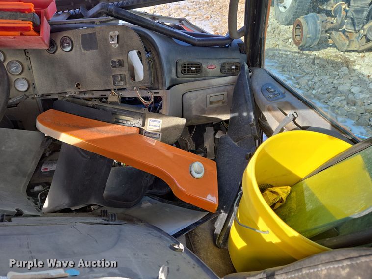 image for item DS5272 2012 Peterbilt semi truck cab