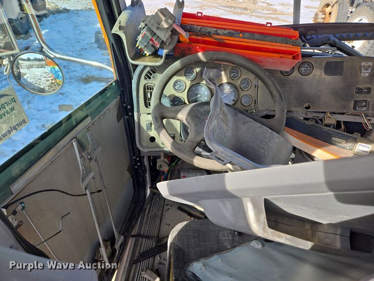 image for item DS5272 2012 Peterbilt semi truck cab