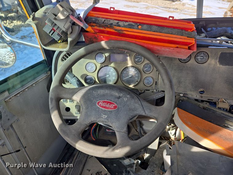 image for item DS5272 2012 Peterbilt semi truck cab