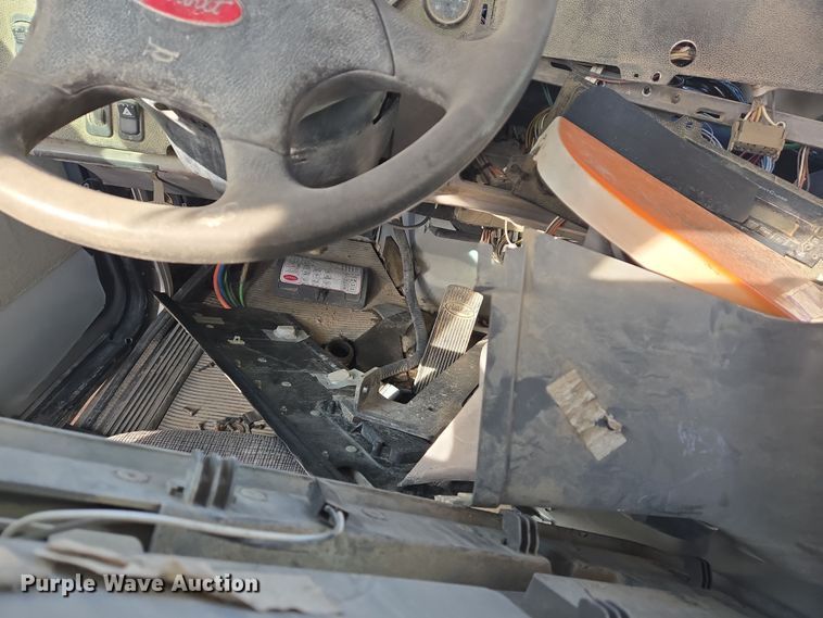 image for item DS5272 2012 Peterbilt semi truck cab