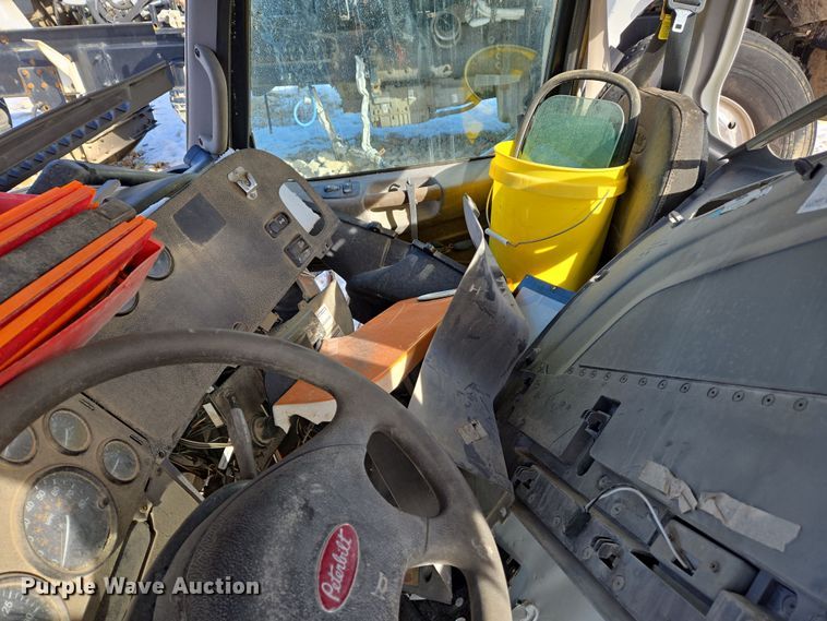 image for item DS5272 2012 Peterbilt semi truck cab