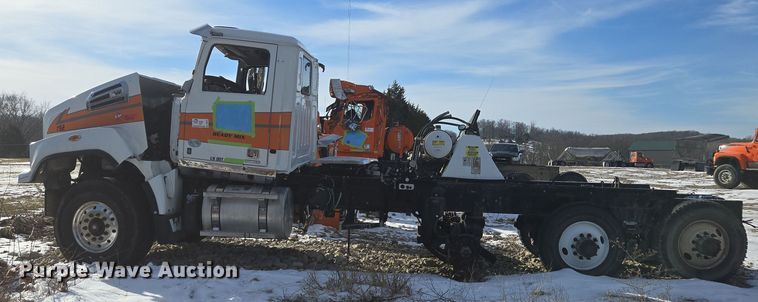 image for item DS5273 2015 Western Star 4700SF ready mix truck cab and chassis