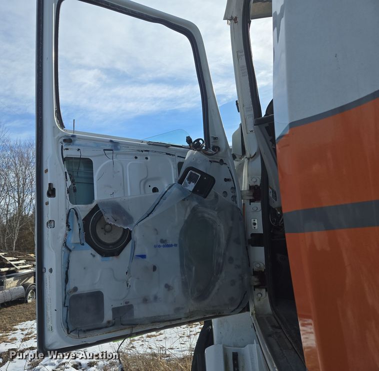 image for item DS5273 2015 Western Star 4700SF ready mix truck cab and chassis