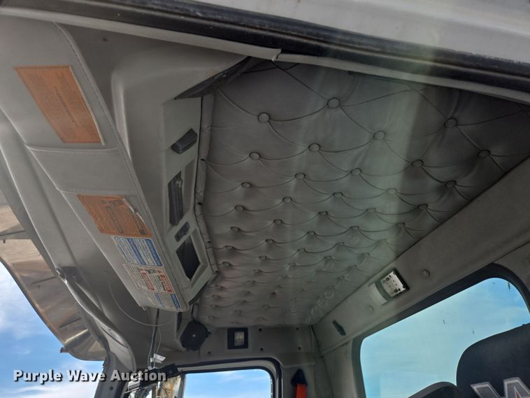 image for item DS5273 2015 Western Star 4700SF ready mix truck cab and chassis