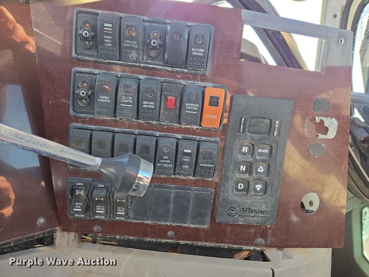 image for item DS5273 2015 Western Star 4700SF ready mix truck cab and chassis