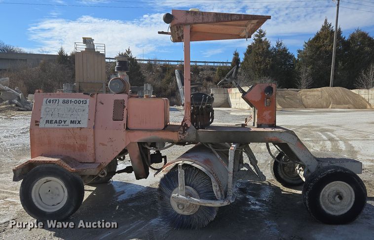 image for item DS5278 1992 Broce RJ300 broom