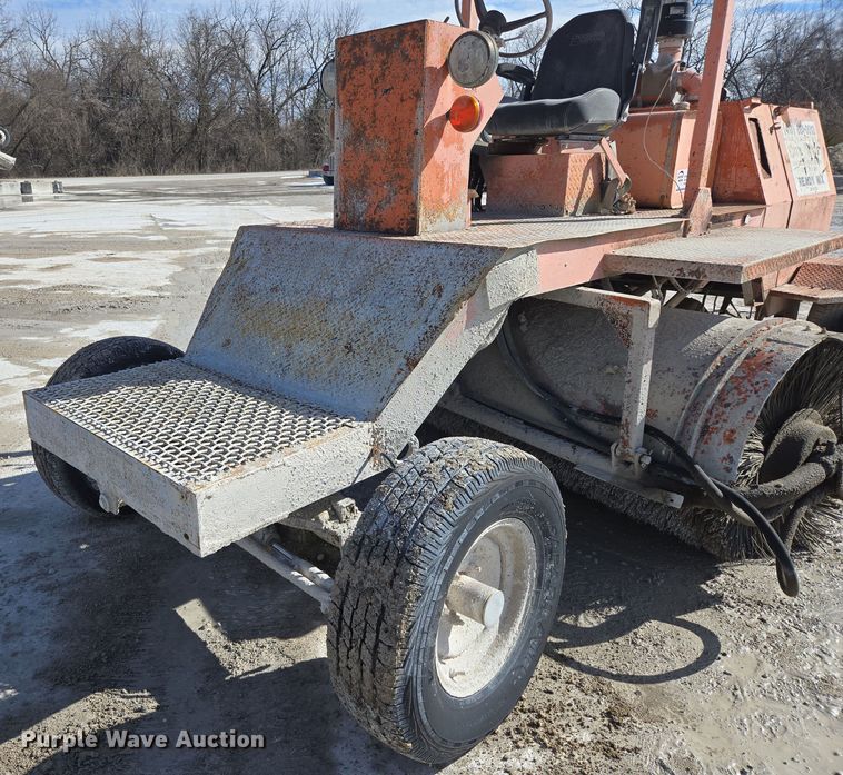 image for item DS5278 1992 Broce RJ300 broom