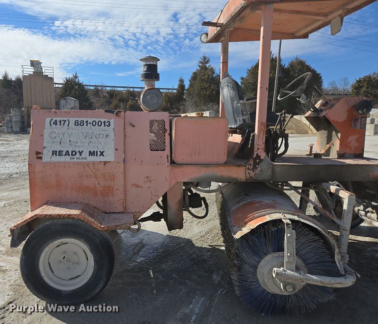 image for item DS5278 1992 Broce RJ300 broom