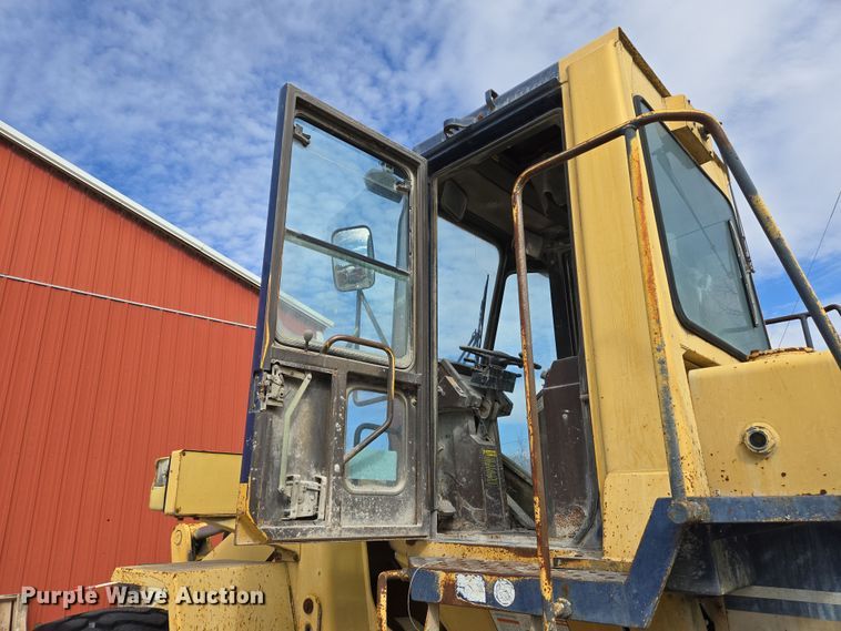 image for item DS5279 1995 Komatsu WA250-1 wheel loader