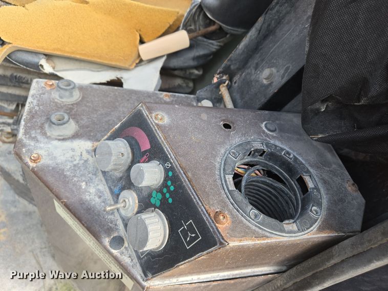 image for item DS5279 1995 Komatsu WA250-1 wheel loader