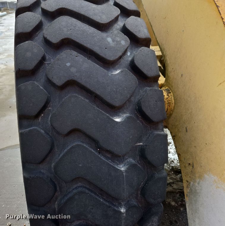 image for item DS5279 1995 Komatsu WA250-1 wheel loader