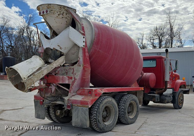 image for item DS5284 2000 International 2554 ready mix truck