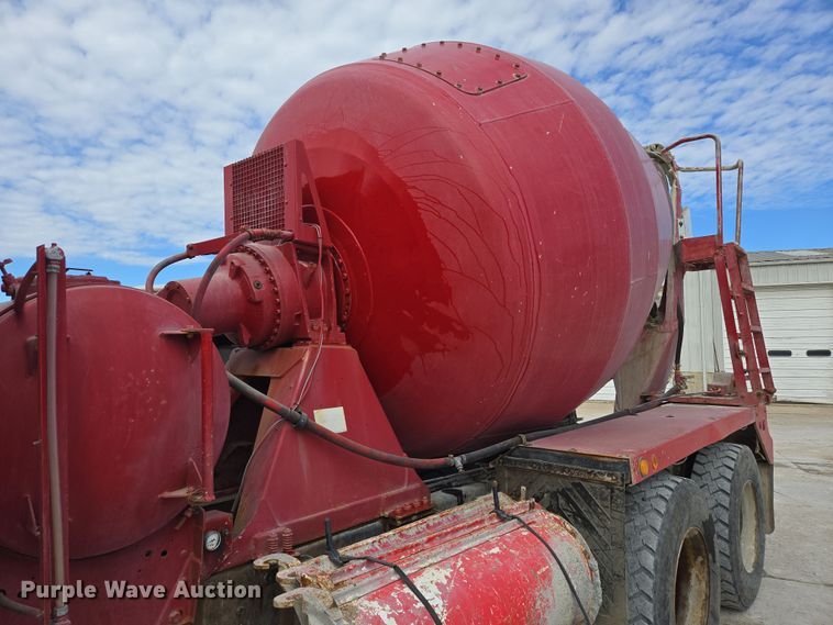 image for item DS5284 2000 International 2554 ready mix truck