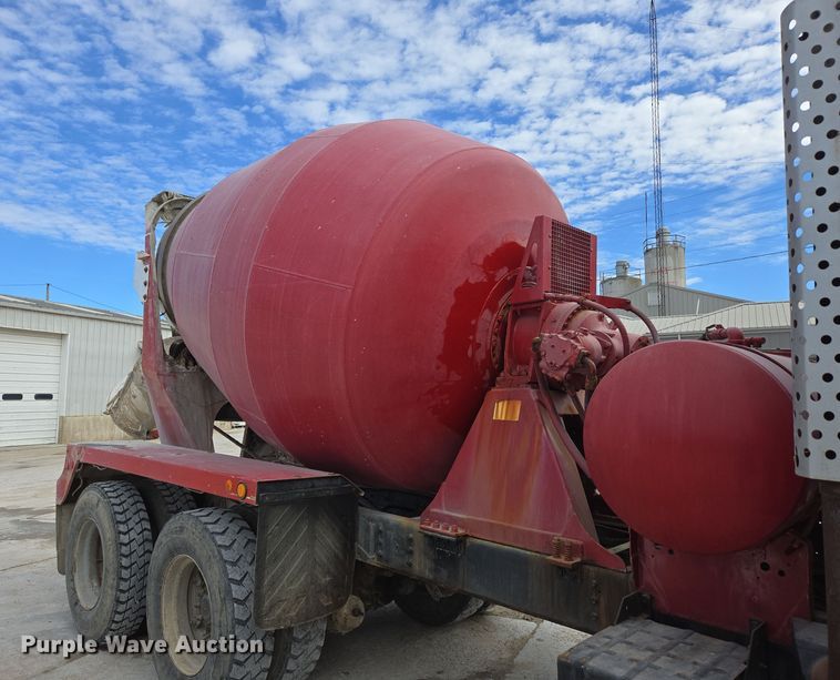 image for item DS5284 2000 International 2554 ready mix truck