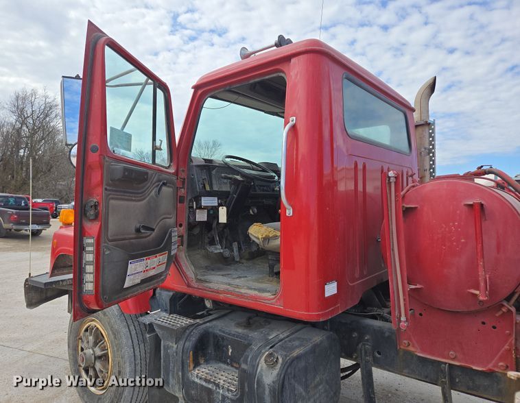 image for item DS5284 2000 International 2554 ready mix truck