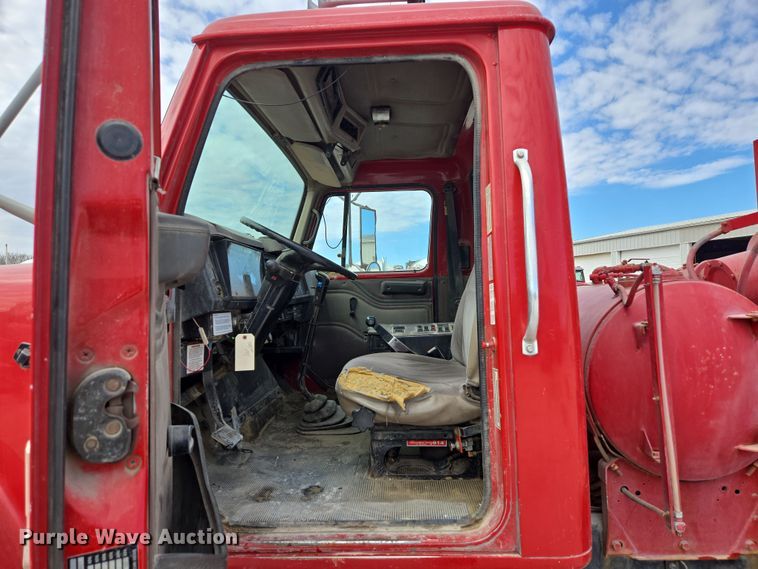 image for item DS5284 2000 International 2554 ready mix truck