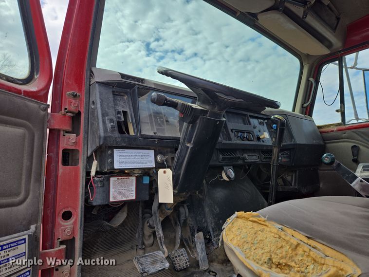 image for item DS5284 2000 International 2554 ready mix truck