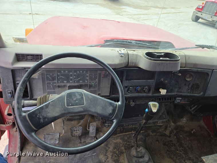 image for item DS5284 2000 International 2554 ready mix truck