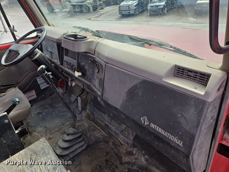 image for item DS5284 2000 International 2554 ready mix truck