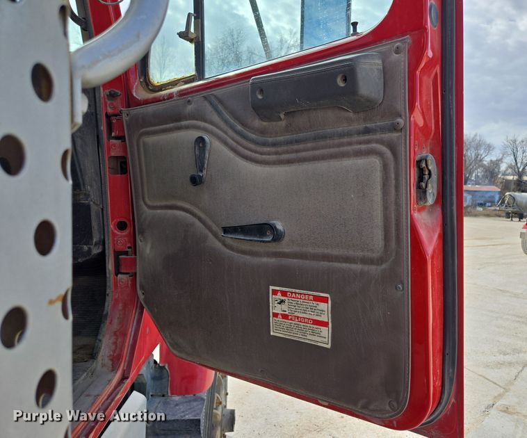 image for item DS5284 2000 International 2554 ready mix truck