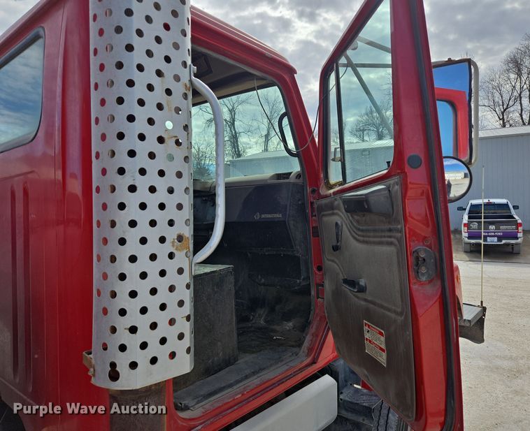 image for item DS5284 2000 International 2554 ready mix truck