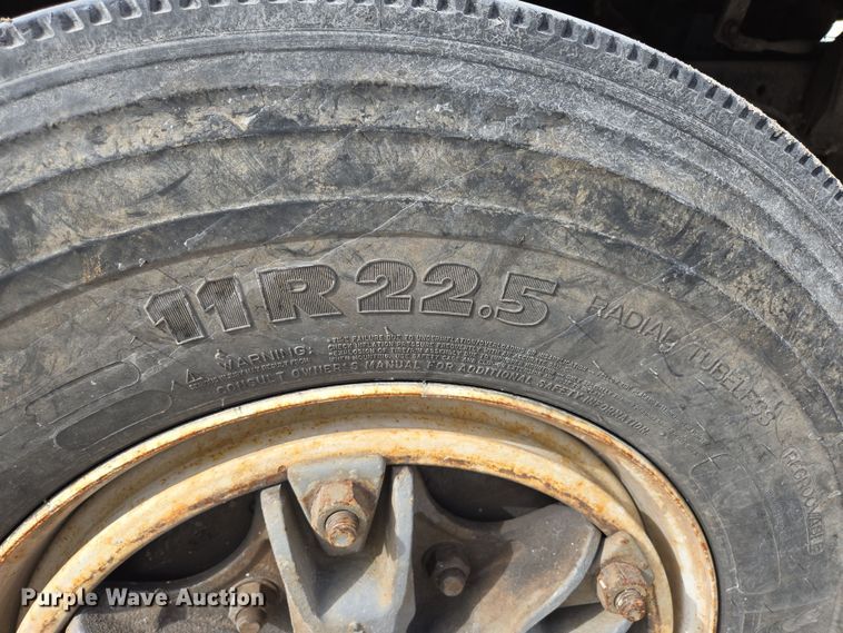 image for item DS5284 2000 International 2554 ready mix truck