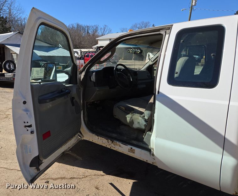 image for item DS5293 2006 Ford F450 Super Duty SuperCab flatbed truck