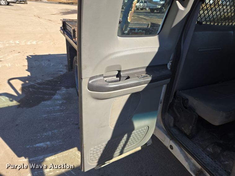 image for item DS5293 2006 Ford F450 Super Duty SuperCab flatbed truck