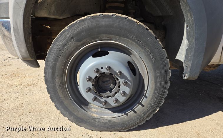 image for item DS5293 2006 Ford F450 Super Duty SuperCab flatbed truck