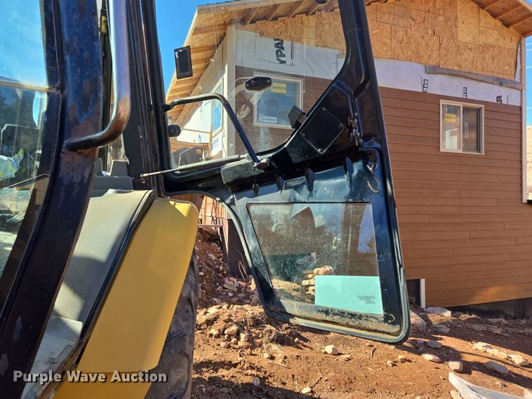 image for item DT7053 2004 Caterpillar 420D backhoe