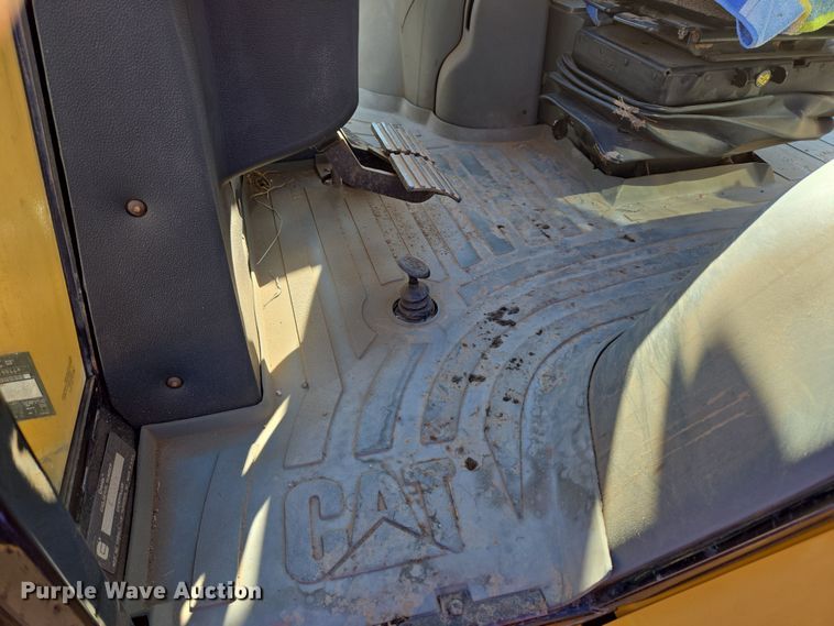 image for item DT7053 2004 Caterpillar 420D backhoe