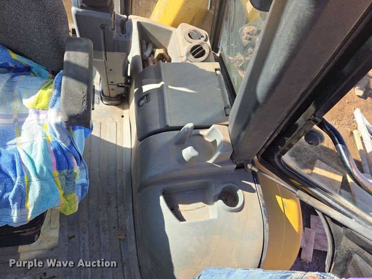 image for item DT7053 2004 Caterpillar 420D backhoe