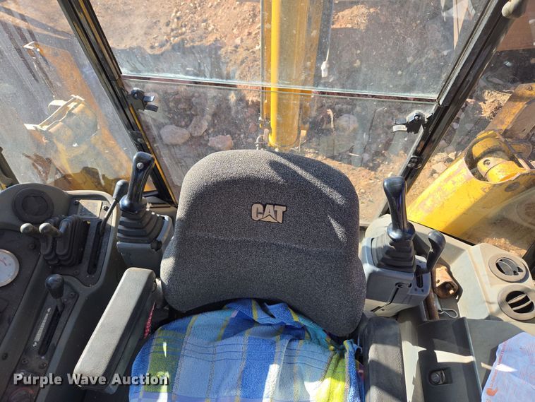 image for item DT7053 2004 Caterpillar 420D backhoe