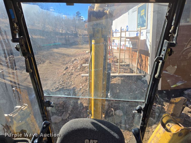 image for item DT7053 2004 Caterpillar 420D backhoe