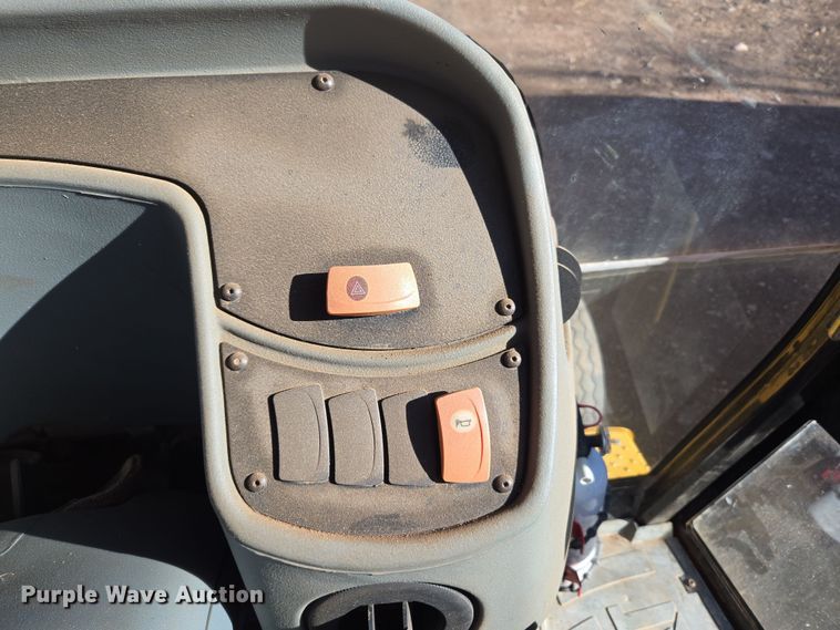 image for item DT7053 2004 Caterpillar 420D backhoe