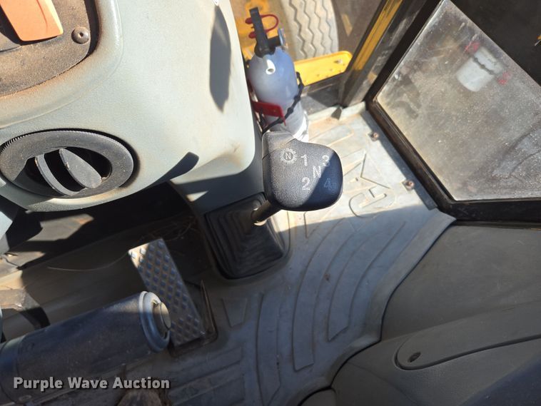 image for item DT7053 2004 Caterpillar 420D backhoe