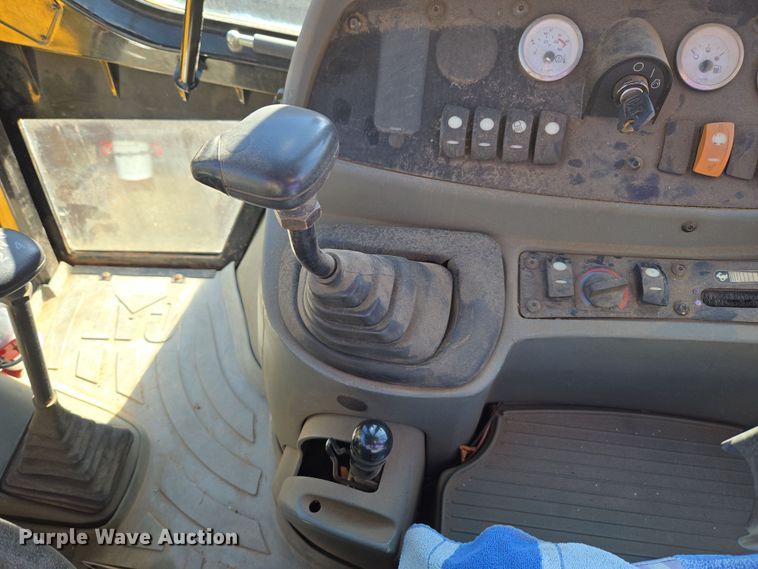 image for item DT7053 2004 Caterpillar 420D backhoe