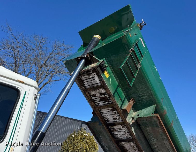 image for item DU3302 2002 Freightliner FL80 dump truck