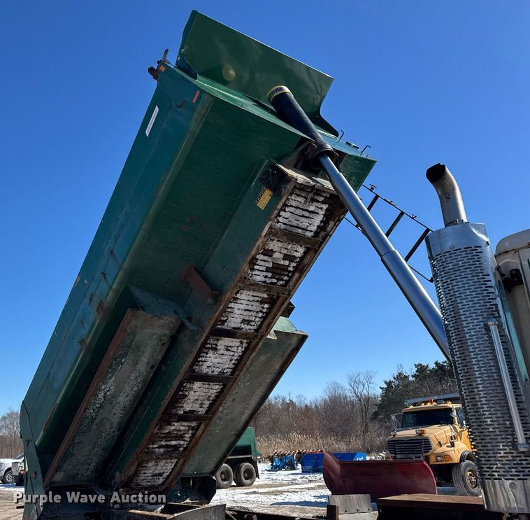 image for item DU3302 2002 Freightliner FL80 dump truck